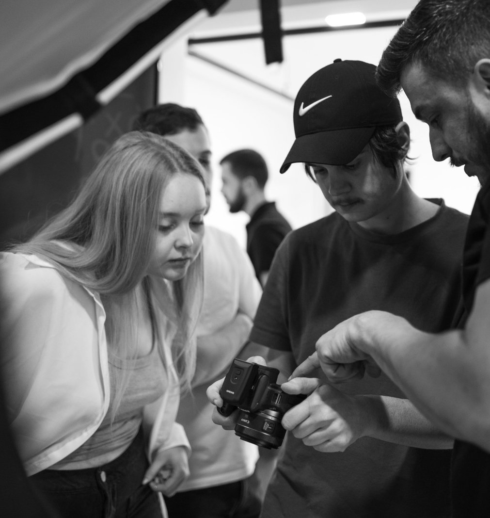 Equipe da LIFT reunida durante uma produção audiovisual